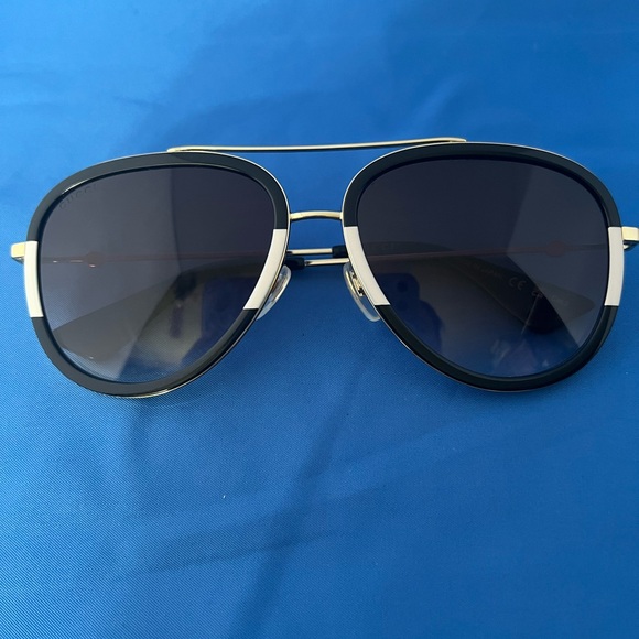 Gucci Black Aviator Sunglasses with Sophisticated Design - Picture 1 of 6